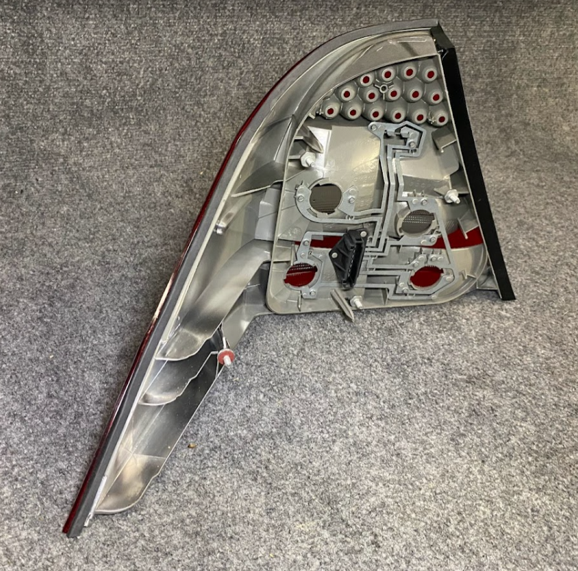 Right Tail Light Assembly - 220 820 02 66 - For Mercedes S430, S500 & S55 AMG