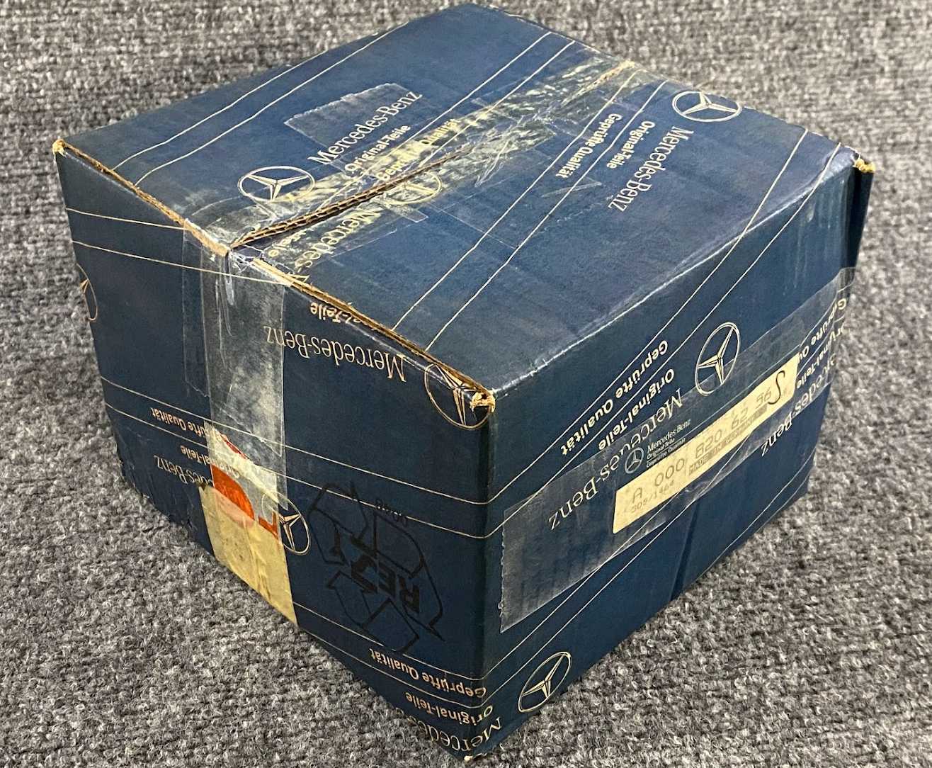 Hella Front Fog Lamp - 1N6 002 659-03 / A 000 820 62 56 - Fits MBZ O305 1968-73