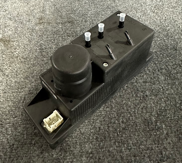Mercedes-Benz / Bosch Vacuum Pump - 0 132 006 339 / 210 800 01 48 - Fits W210
