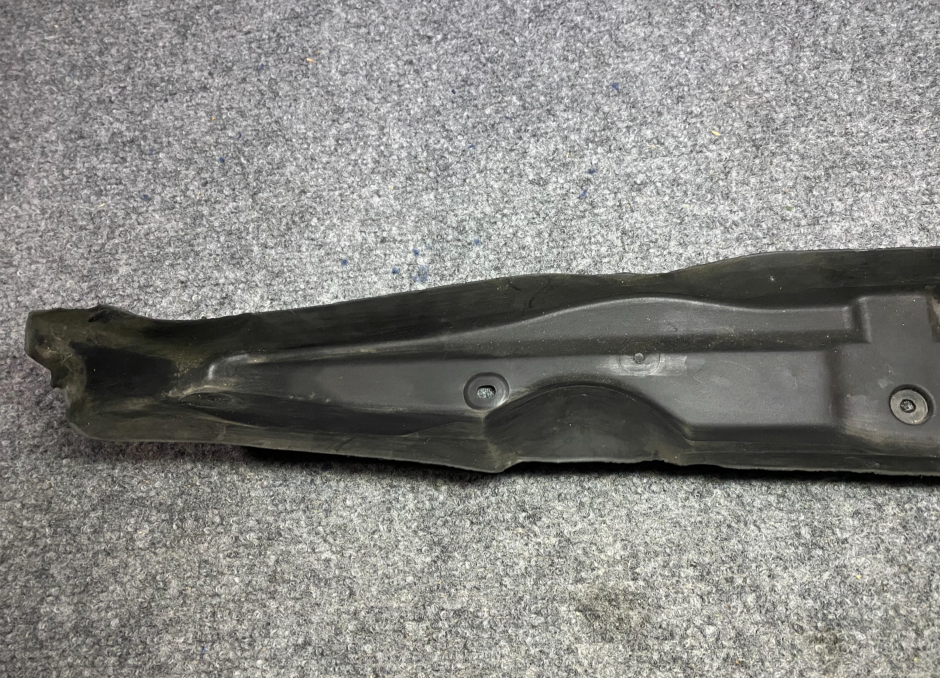 Mercedes-Benz Front Right Cover - A 203 889 04 25 -Fits Mercedes-Benz C230, C320