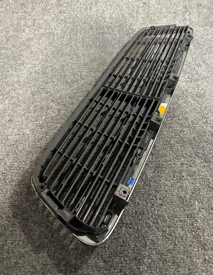 Mercedes-Benz Radiator Center Grille - A 203 880 04 83 - Fits MBZ W203 2000-2007
